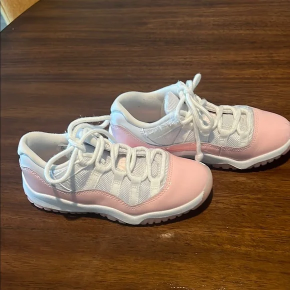 Girls Air Jordan 11 Retro Low - Pink and White - Picture 2 of 6